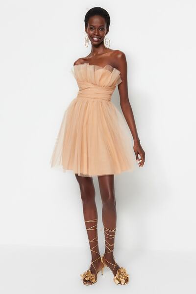 Trendyol Collection Béžové krátké večerní šaty – střih do A, pletený tyl, podšité TPRSS23EL00343