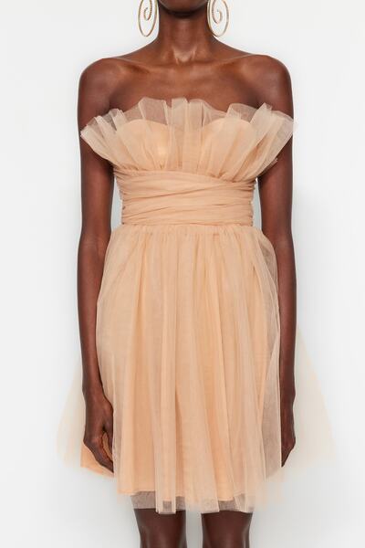 Trendyol Collection Béžové krátké večerní šaty – střih do A, pletený tyl, podšité TPRSS23EL00343