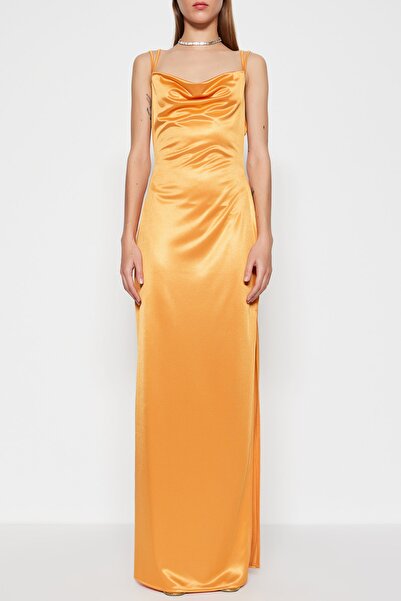 Trendyol Collection Oranžové pletené saténové dlouhé večerní šaty TPRSS23AE00088