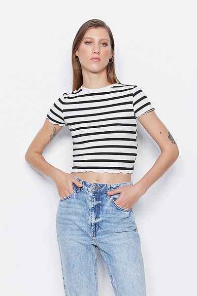 Trendyol Collection Λευκή ριγέ Baby Overlock Λεπτομερής Εφαρμογή Crop Πλεκτή Μπλούζα με ραβδώσεις TWOSS23BZ00506