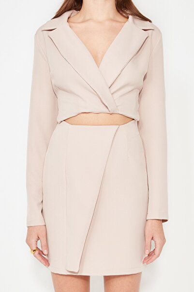 Kolekcia Trendyol Krátke štýlové tkané večerné šaty – kamenné dvojradové okno, detail výrezu TPRSS22EL0592