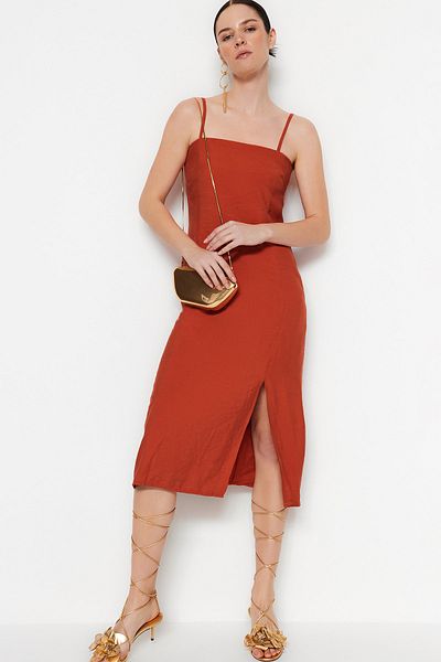 Trendyol Collection Gefliestes, gerade geschnittenes Midi-Kleid mit Schlitz und detailliertem Webmuster TWOSS23EL01573