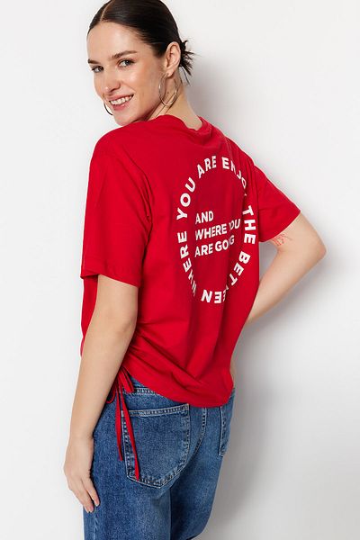 Trendyol Collection Piros, túlméretezett húzózsinór részletesen kidolgozott nyakú póló - 100% pamut Hátsó Nyomtatott Twoss23ts00150