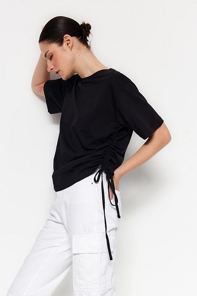 Trendyol Collection Czarny T-shirt typu oversize z marszczeniami i okrągłym dekoltem - 100% bawełny, nadruk z tyłu Twoss23ts00150