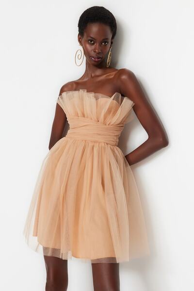 Trendyol Collection Béžové krátké večerní šaty – střih do A, pletený tyl, podšité TPRSS23EL00343