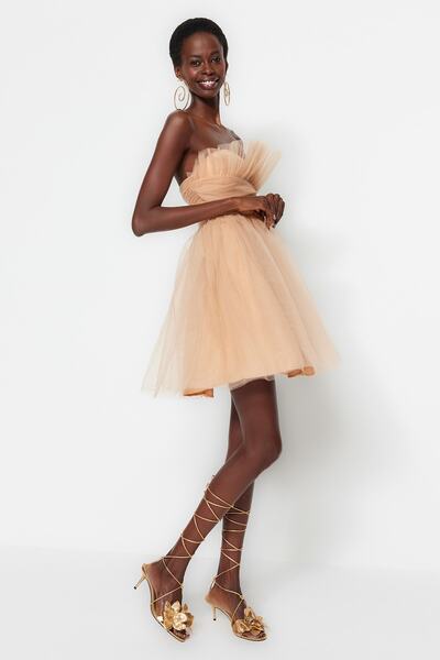 Trendyol Collection Béžové krátké večerní šaty – střih do A, pletený tyl, podšité TPRSS23EL00343