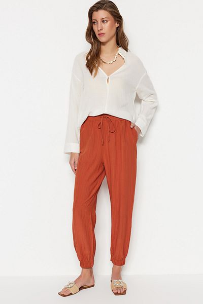 Trendyol Collection Hnědé tkané elastické krepové kalhoty v pase a nohavicích TWOSS23PL00055