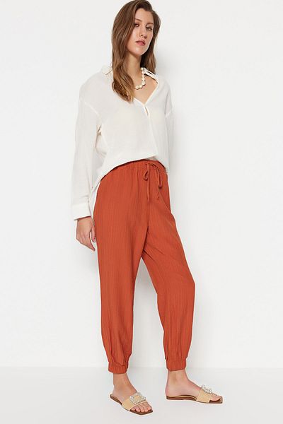 Trendyol Collection Hnědé tkané elastické krepové kalhoty v pase a nohavicích TWOSS23PL00055