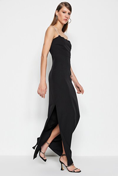 Trendyol Collection Dlouhé večerní šaty s černými lemovanými tkanými lesklými drahokamy TPRSS23AE00087