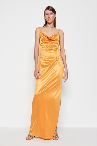 Trendyol Collection Oranžové pletené saténové dlouhé večerní šaty TPRSS23AE00088