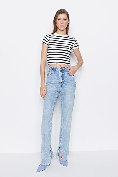 Trendyol Collection Λευκή ριγέ Baby Overlock Λεπτομερής Εφαρμογή Crop Πλεκτή Μπλούζα με ραβδώσεις TWOSS23BZ00506