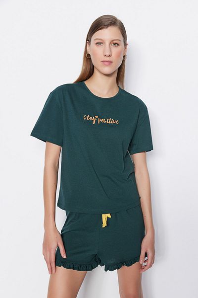 Trendyol Collection Set de pijamale tricotate cu detaliu cu volane brodate 100% bumbac verde închis cu pantaloni scurți THMSS20PT0165
