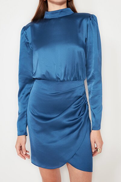 Trendyol Collection Saténové tkané krátké večerní šaty - TPRAW22EL1217