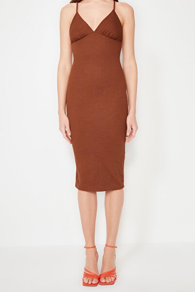 Trendyol Collection Stylové pletené večerní šaty – tmavě hnědé s detailem na zádech TPRAW22EL1040