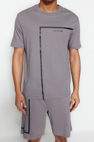 Trendyol Collection Graues, normal geschnittenes, bedrucktes Shorts-Pyjama-Set mit Rundhalsausschnitt TMNSS23PT00017