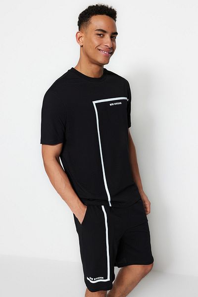 Trendyol Collection Černé šortky Regular Fit Crew Neck Potištěné šortky Pyžamo Set TMNSS23PT00017