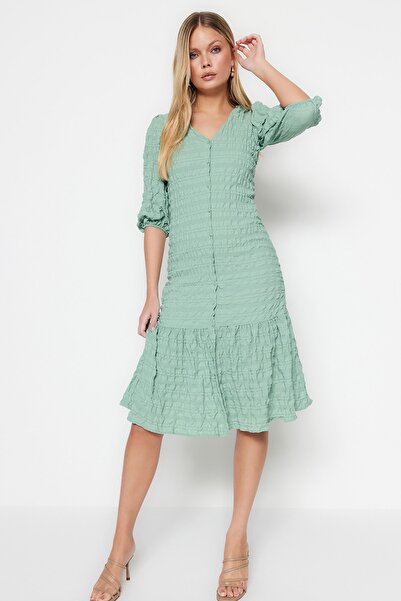 Trendyol Collection Μέντα πουκάμισο Midi υφαντό υφασμάτινο φόρεμα με ανάγλυφη υφή TWOSS21EL1127