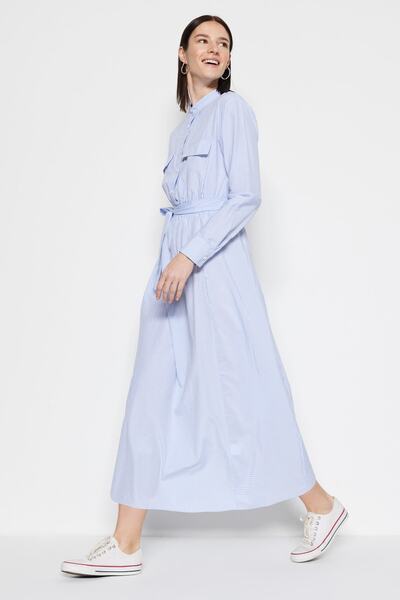 Trendyol Modest Μπλε ριγέ ζωσμένο φόρεμα τσέπης λεπτομερές υφασμένο TCTSS23EB00065