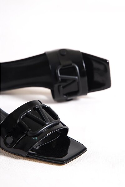 Capone Outfitters Damskie kapcie Capone na krótkim obcasie z klamrą w kształcie litery V, ze skóry lakierowanej