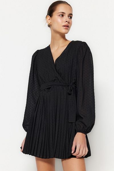 Trendyol Collection Černé mini plisované tkané šaty s tkanou podšívkou TWOSS23EL01152