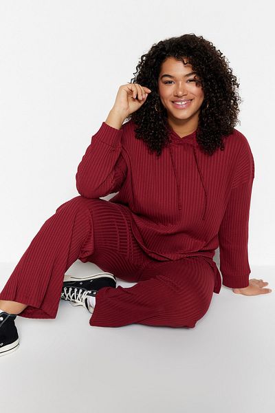 Trendyol Curve Burgunderrotes Strick-Unterhemd mit Kapuzenkragen und entspannter Passform, Plus-Size-Bottom-Top-Anzug TBBAW23CP00016