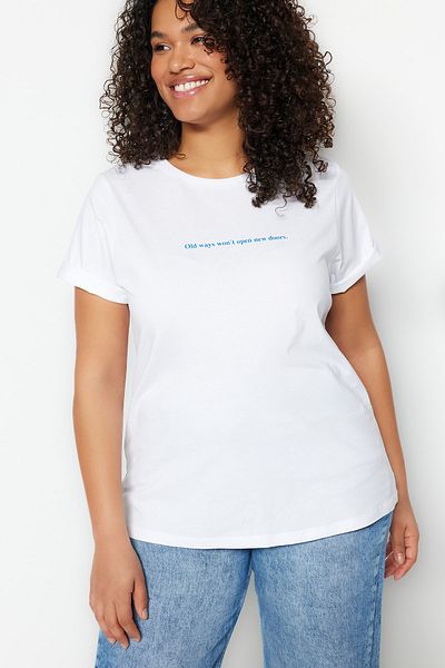 Trendyol Curve Fehér Regular Fit Crew Neck szlogen nyomtatott 100% pamut kötött nagy méretű póló TBBSS23BF00034