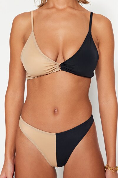 Trendyol Collection Σετ μπικίνι με κανονικό τρίγωνο χρώματος μαύρου δέρματος TBESS22BT0027