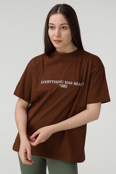 MODAGEN Hnědé dámské oversize tričko Všechno má Beauty Printed