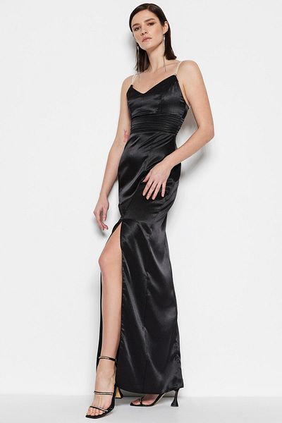 Trendyol Collection Czarna tkana satynowa długa suknia wieczorowa z dodatkami TPRSS20AE0127