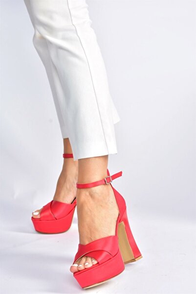 Fox Shoes Dámské společenské boty na podpatku z červené saténové látky M348202504