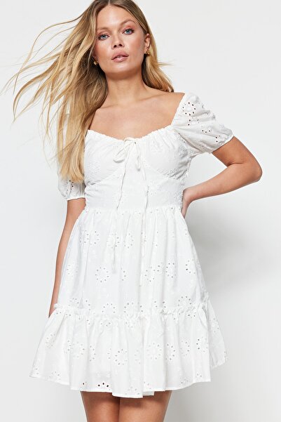 Kolekcia Trendyol Biele brode skaterské/balónové rukávy s balónovým rukávom, mini podšité tkané šaty TWOSS22EL00792