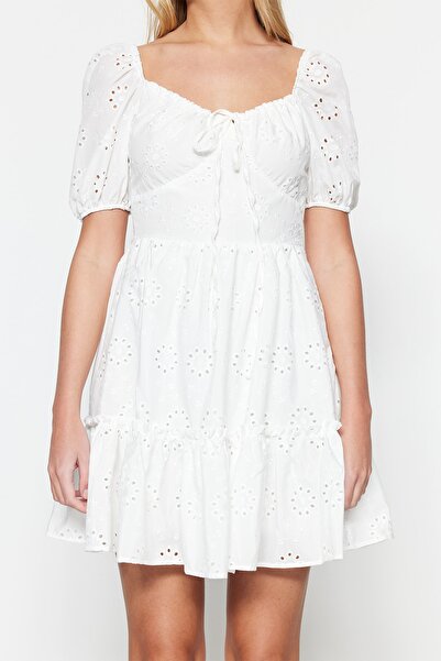 Kolekcia Trendyol Biele brode skaterské/balónové rukávy s balónovým rukávom, mini podšité tkané šaty TWOSS22EL00792