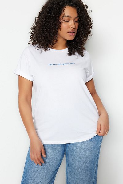 Trendyol Curve Fehér Regular Fit Crew Neck szlogen nyomtatott 100% pamut kötött nagy méretű póló TBBSS23BF00034