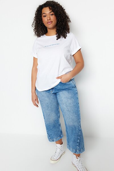 Trendyol Curve Λευκό μπλουζάκι με λαιμόκοψη με κανονική εφαρμογή με στάμπα 100% βαμβακερό πλεκτό TBBSS23BF00034