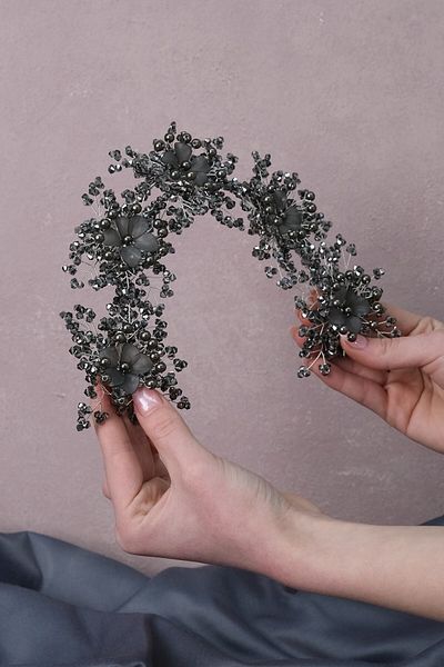 Hobigram Model Sinay gri închis Motiv floral Henna Coroană de mireasă și accesoriu turban – Coroană, piatră de cristal – Coroană –