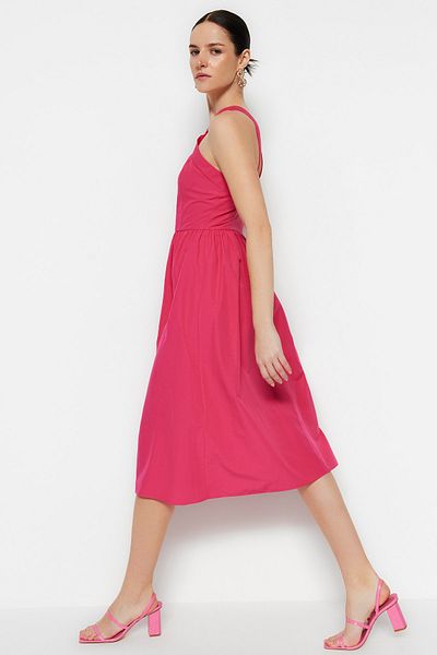Trendyol Collection Φούξια μέση μίντι υφαντό φόρεμα με υφαντό γιακά λεπτομέρεια TWOSS23EL01135