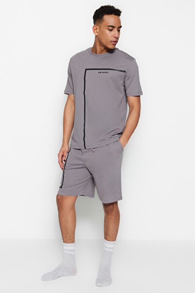 Trendyol Collection Graues, normal geschnittenes, bedrucktes Shorts-Pyjama-Set mit Rundhalsausschnitt TMNSS23PT00017