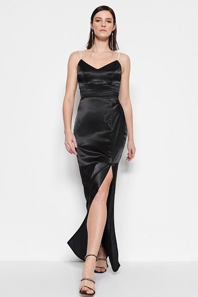 Trendyol Collection Czarna tkana satynowa długa suknia wieczorowa z dodatkami TPRSS20AE0127