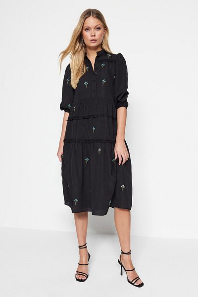 Trendyol Collection Černé vyšívané midi tkané šaty rovného střihu TWOAW22EL0882