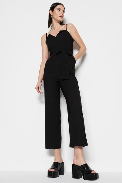 Trendyol Collection Detailní kombinéza s černým páskem a tkaným límcem TWOSS22TU00038