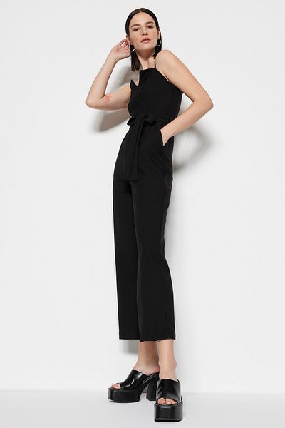 Trendyol Collection Detailní kombinéza s černým páskem a tkaným límcem TWOSS22TU00038