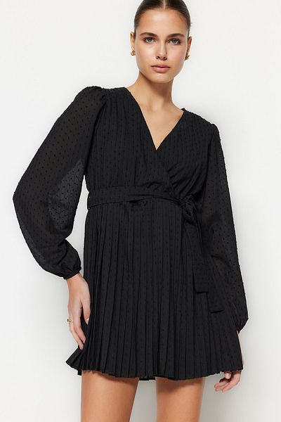 Trendyol Collection Černé mini plisované tkané šaty s tkanou podšívkou TWOSS23EL01152