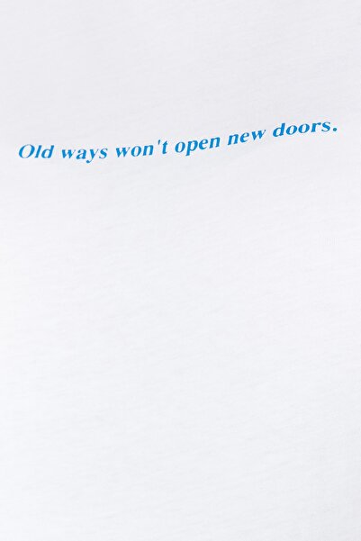 Trendyol Curve Λευκό μπλουζάκι με λαιμόκοψη με κανονική εφαρμογή με στάμπα 100% βαμβακερό πλεκτό TBBSS23BF00034