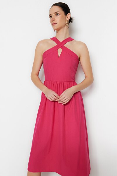 Trendyol Collection Midi-Webkleid in Fuchsia mit Taille und gewebtem Kragendetail TWOSS23EL01135
