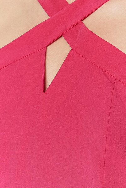 Trendyol Collection Midi-Webkleid in Fuchsia mit Taille und gewebtem Kragendetail TWOSS23EL01135