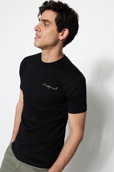 Trendyol Collection Schwarzes Slim Fit-T-Shirt aus Baumwolle mit kleinem Textaufdruck - TMNSS20TS0083