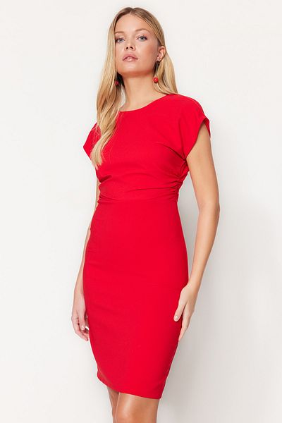 Trendyol Collection Rotes, figurbetontes Mini-Gewebekleid mit Rückendetail TWOSS23EL01672