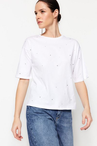 Trendyol Collection Pletené tričko uvolněného střihu Crew Neck White Stone Detail - 100% bavlna TWOSS23TS00153