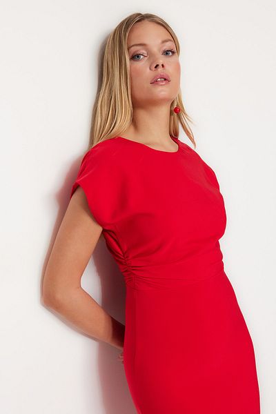 Trendyol Collection Rotes, figurbetontes Mini-Gewebekleid mit Rückendetail TWOSS23EL01672