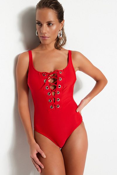 Trendyol Collection Roter Rundhals-Badeanzug mit Ösen und normalem Bein TBESS20MA0137